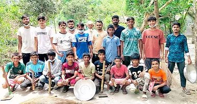 একদল যুবকের স্বেচ্ছাশ্রমে রাস্তা পরিষ্কার