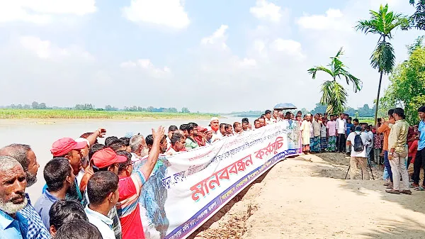 ব্রহ্মপুত্র নদের ভাঙনে দেওয়ানগঞ্জ শহর হুমকির মুখে ॥ রক্ষার দাবিতে মানববন্ধন