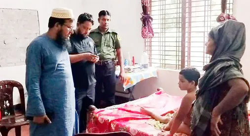 দুর্ঘটনায় আহত শিশুর কোমর থেকে পা নিস্তেজ চিকিৎসা ছাড়াই পড়ে আছে বাড়িতে