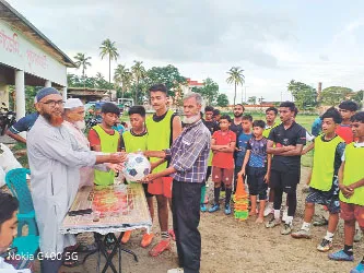 পাকুন্দিয়ায় কিশোর ফুটবল একাডেমিকে খেলাধুলার সামগ্রী দিলো জামায়াত
