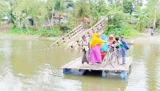 ফুলবাড়ীতে ভেঙে পড়া সেতুর ছয় বছরেও হয়নি পুনঃনির্মাণ ড্রামের ভেলায় ঝুঁকিপূর্ণ পারাপার