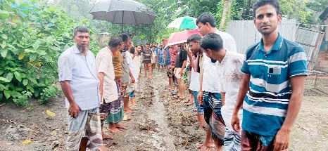 সিংড়ায় রাস্তা পাকাকরণের দাবি এলাকাবাসীর
