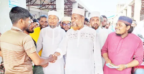 কয়রায় মৎস্য আড়তে মাওলানা আবুল কালাম আজাদের গণসংযোগ