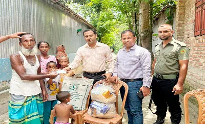 দুঃস্থ পরিবারের ৫ শিশু কন্যার পাশে দাঁড়ালেন রাজারহাট ইউএনও