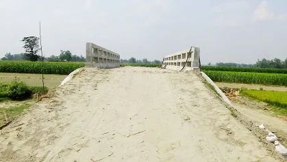 সড়ক না থাকায় কাজে আসছে না প্রায় অর্ধকোটি টাকায় নির্মিত ব্রিজ : ভোগান্তিতে ৭ গ্রামের মানুষ