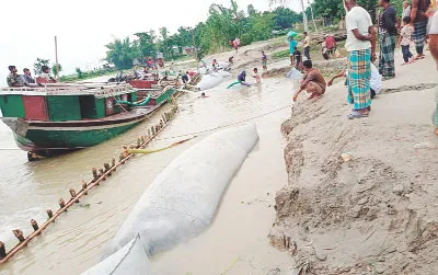 সুন্দরগঞ্জে জিও টিউব ফেলে তিস্তার ভাঙন রোধ