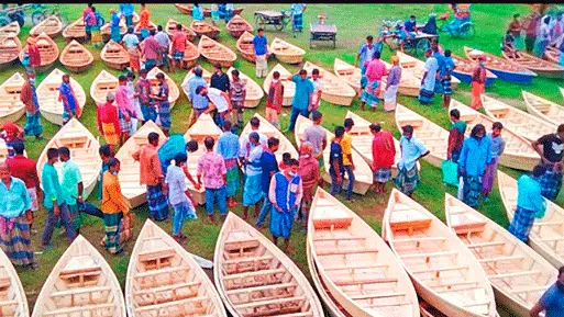 বর্ষা এলেই প্রাণ ফিরে পায় ঘিওরের নৌকার হাট