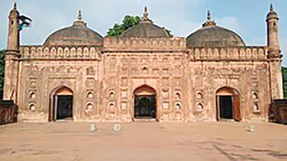 মোঘল যুগের তিন গম্বুজ ঐতিহাসিক মসজিদ