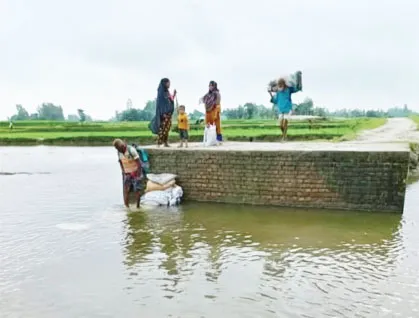 সোনাতলায় বন্যার তোড়ে সড়ক ধসে ভোগান্তিতে দুই পাড়ের মানুষ
