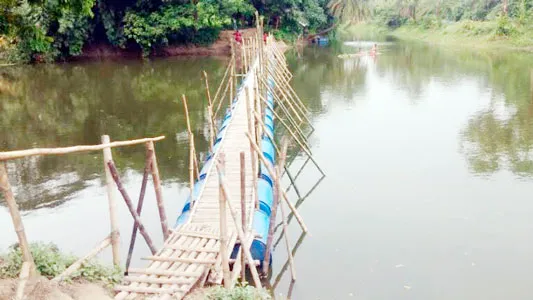 কলারোয়ায় বাঁশের ভাসমান সাঁকোয় ঝুঁকি নিয়ে পারাপার