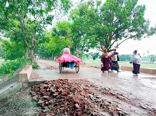 নাচোল-রাজবাড়ী আঞ্চলিক সড়ক সংস্কারের কাজ ফেলে ঠিকাদার লাপাত্তা ॥ জনদুর্ভোগ চরমে