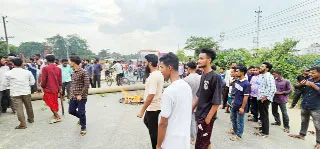 রূপগঞ্জে বকেয়া বেতনের দাবিতে শ্রমিকদের মহাসড়ক অবরোধ