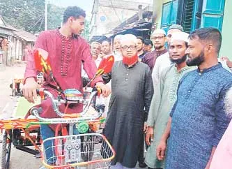 কলারোয়ায় দুস্থ শ্রমিকদের মাঝে মোটরভ্যান ও ছাগল বিতরণ