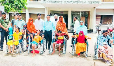 সিংড়ায় ৫ জন প্রতিবন্ধী পেল হুইলচেয়ার