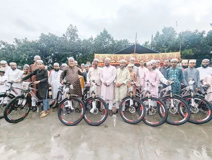 কসবায় ৪১ দিন জামাতে নামায আদায়কারী  শিশু-কিশোরদের মাঝে সাইকেল বিতরণ