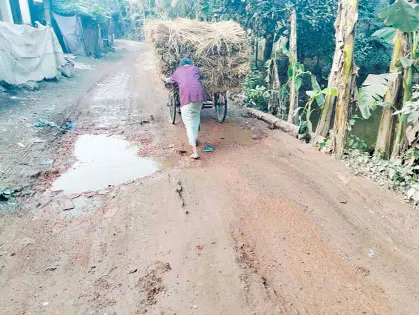 ত্রিশাল-কোনাবাড়ী-মৃর্ধাবাজার সড়কটি চলাচল অনুপযোগী দীর্ঘদিনেও সংস্কার না হওয়ায় জনদুর্ভোগ চরমে