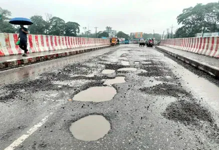 ঢাকা-বরিশাল মহাসড়কে খানাখন্দক জীবনের ঝুঁকি নিয়ে যান চলাচল