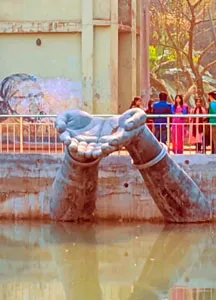 নজরুল বিশ্ববিদ্যালয়ের অঞ্জলি লহ মোর  ভাস্কর্য ফিরছে আগের নকশায়