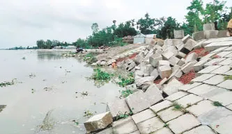 ভূরুঙ্গামারীতে দুধকুমারে নদের ডান তীর রক্ষা বাঁধে ধস ॥ আতঙ্কে স্থানীয় বাসিন্দারা