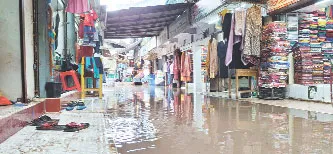 বৃষ্টি হলে হাঁটু পানি