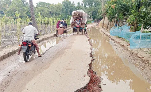 আত্রাইয়ে সড়কে দুরবস্থা স্থানীয়দের ক্ষোভ
