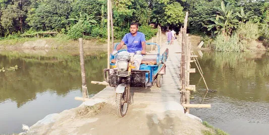 সিরাজগঞ্জের একডালায় ইছামতি নদীতে ব্রিজ না থাকায় দুর্ভোগ