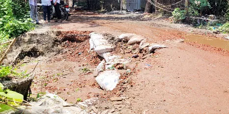 চান্দিনায় নিম্নমানের সামগ্রীতে নির্মাণাধীন সড়কে ভাঙন