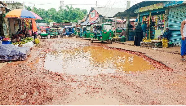 গর্ত আর খানাখন্দে যান চলাচল ব্যাহত