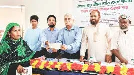 রংপুরে রমজান মিয়ার মরোনত্তর ২ লাখ টাকার বীমা দাবির চেক হস্তান্তর