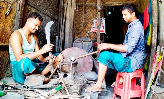 কালিগঞ্জে কামার শিল্প প্রায় বিলুপ্তির পথে