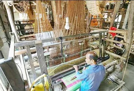 সিরাজগঞ্জের এনায়েতপুরে অধিকাংশ তাঁত বন্ধ ৪০ হাজার তাঁতশ্রমিক বেকার