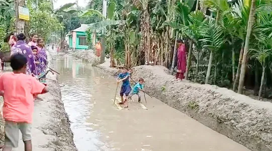 সড়কে হাঁটু পানি ॥ চরম ভোগান্তিতে সাধারণ মানুষ