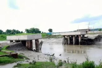 পাইকগাছা-সাতক্ষীরার গুরুত্বপূর্ণ সেতু নির্মাণের কাজ ফেলে ঠিকাদার পালিয়েছেন