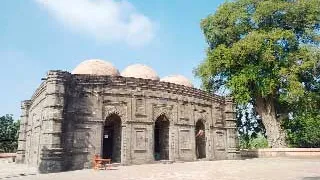 কালো পাথরে ইতিহাসের দীপ্তি : কুসুম্বা মসজিদ