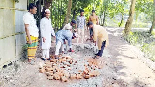 মনোহরগঞ্জে সড়ক সংস্কার করলো জামায়াত