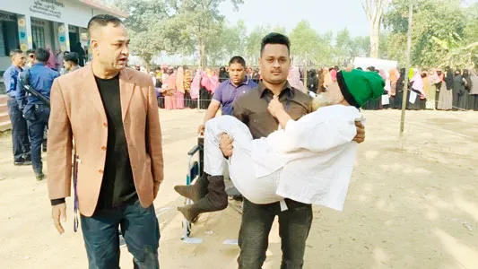 শারীরিক অসুস্থতা ও বয়সের ভার উপেক্ষা করে ভোটে