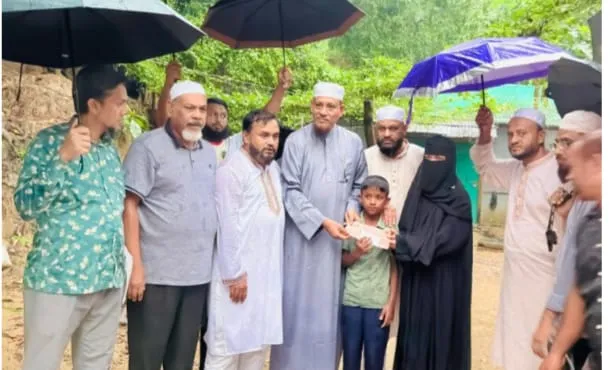 কক্সবাজারে পাহাড় ধসে ক্ষতিগ্রস্ত পরিবারের মাঝে জামায়াতের আর্থিক সহায়তা প্রদান