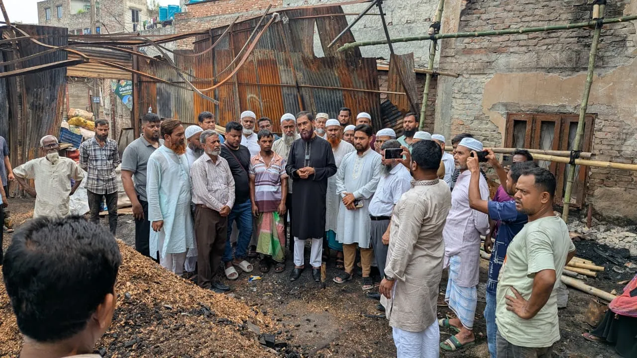 বারিধারায় অগ্নিকাণ্ডে ক্ষতিগ্রস্ত এলাকা পরিদর্শনে জামায়াত নেতা সেলিম উদ্দিন