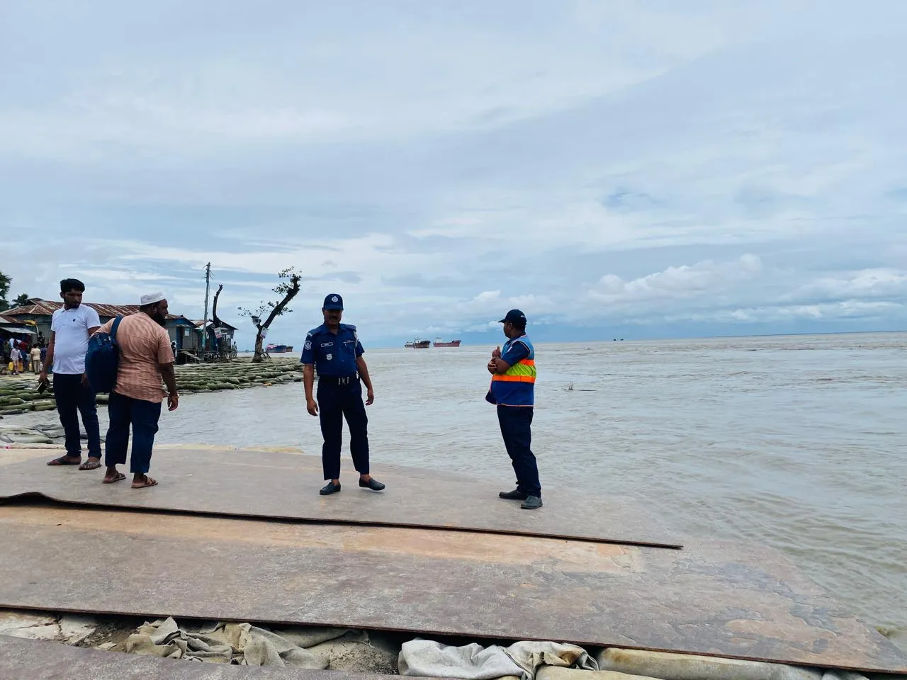 দূর্যোগপূর্ণ আবহাওয়ার কারনে‌, হাতিয়ার সাথে সব ধরনের নৌ-যোগাযোগ বন্ধ