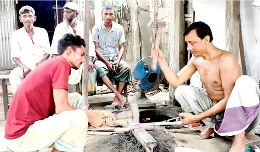 কাজিপুরে কামার শিল্প বিলুপ্তির পথে