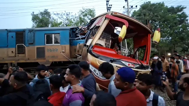 কুমিল্লায় ট্রেনের সঙ্গে বাসের ধাক্কায় নিহত ১২