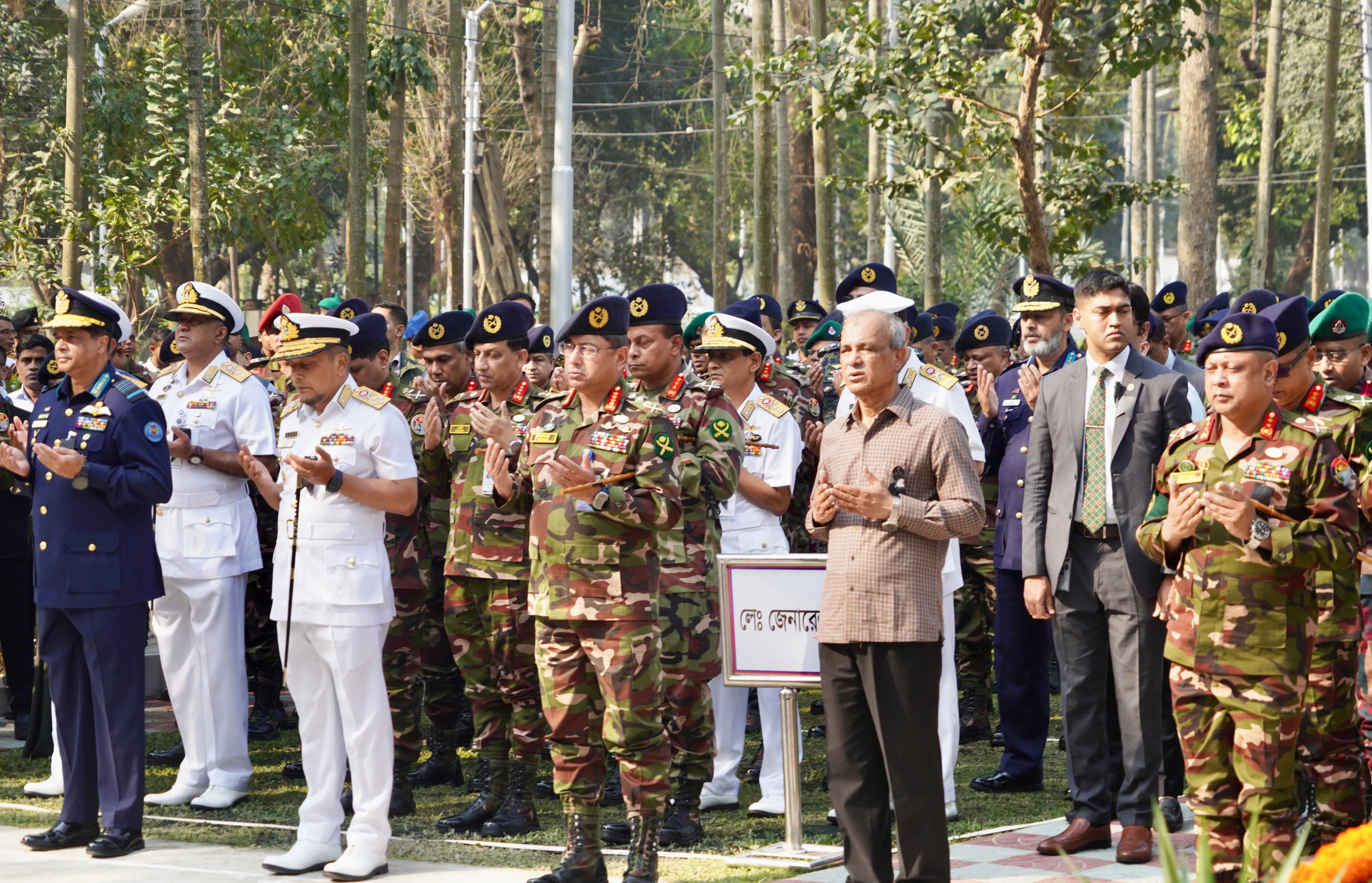 বনানী সামরিক কবরস্থানে স্বরাষ্ট্র উপদেষ্টা