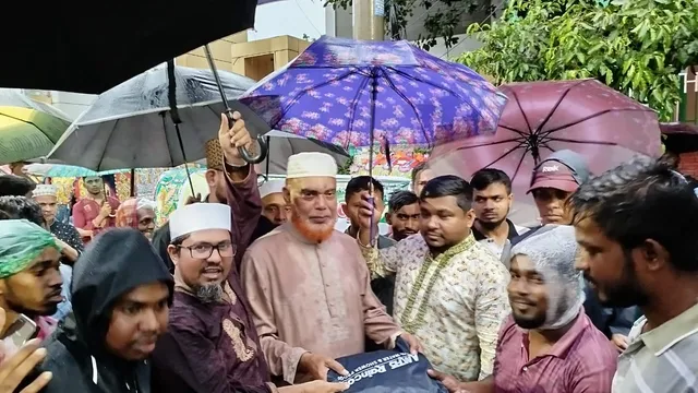 শেরেবাংলা নগর এলাকায় রেনকোট বিতরণ মোবারক হোসাইন