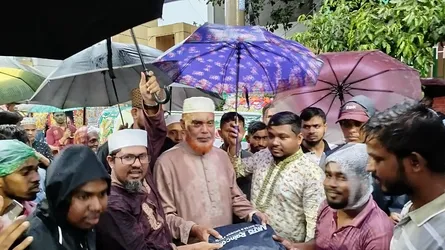 শেরেবাংলা নগর এলাকায় রেনকোট বিতরণ মোবারক হোসাইন