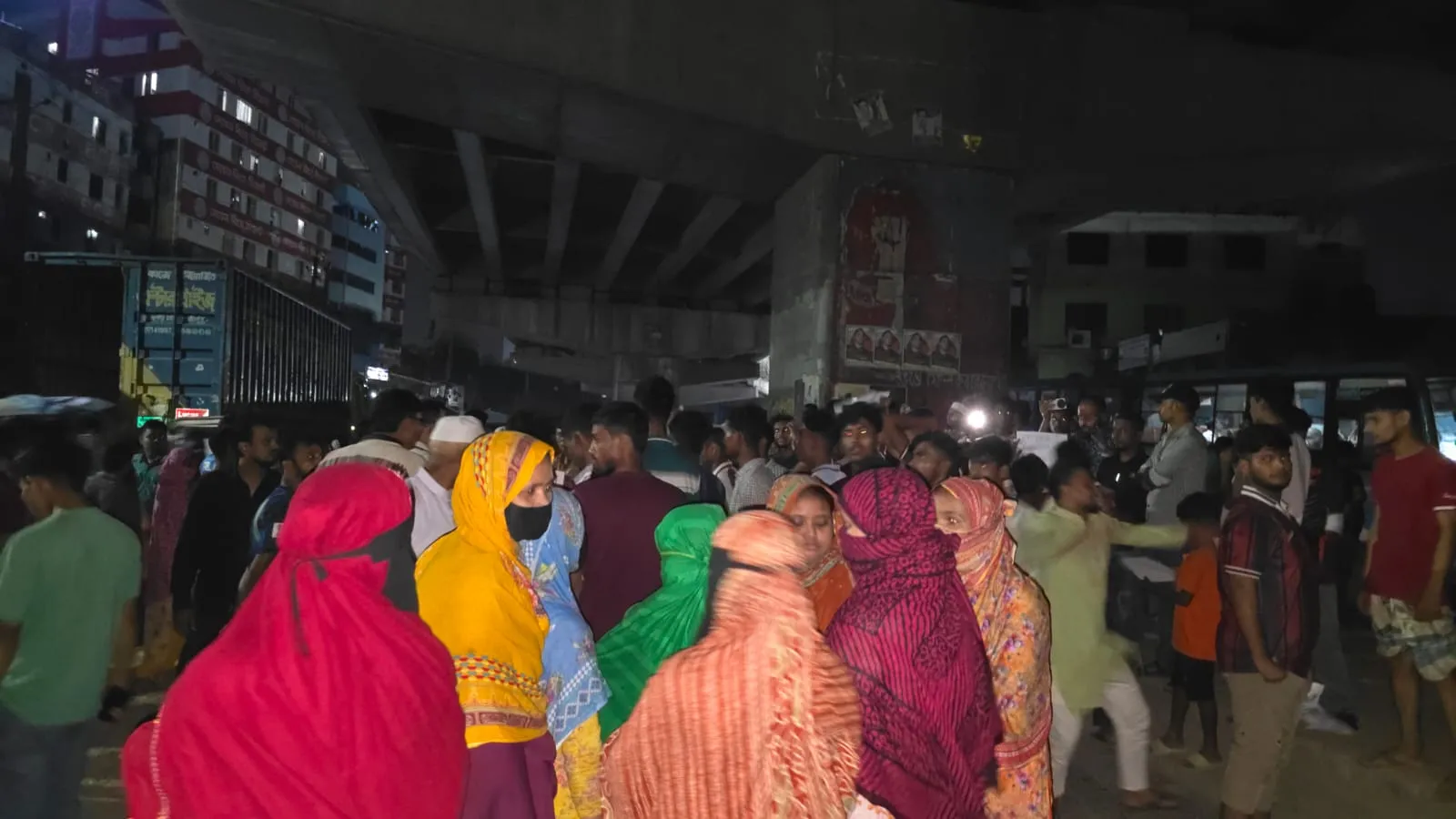 টঙ্গীতে ধর্ষণ মামলার আসামি গ্রেফতারের দাবিতে মহাসড়ক অবরোধ