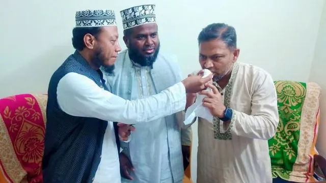 কুষ্টিয়ায় পরাজিত প্রার্থীকে মিষ্টি খাওয়ালেন আমীর হামজা