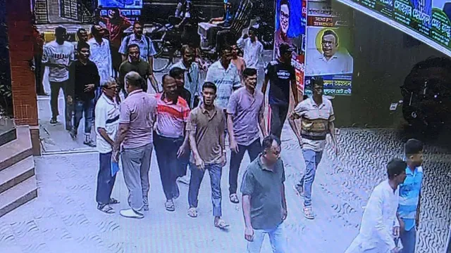 খুলনা প্রেসক্লাবে দুর্বৃত্তদের হানা, হুমকির প্রতিবাদে সাংবাদিকদের বিক্ষোভ, অবরোধ