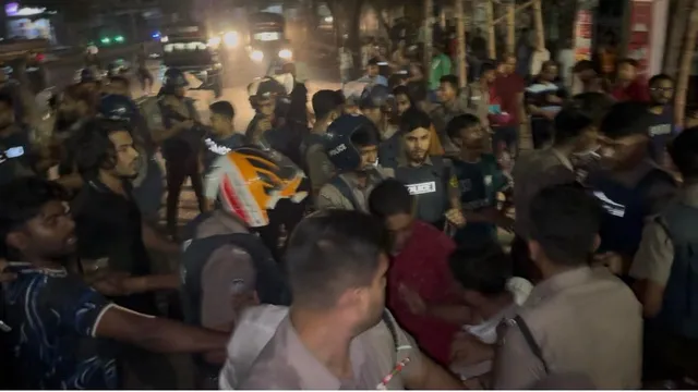 জবিতে জুতা চুরির ঘটনায় পুলিশের লাঠিচার্জ, শিক্ষার্থীসহ আহত ১৩