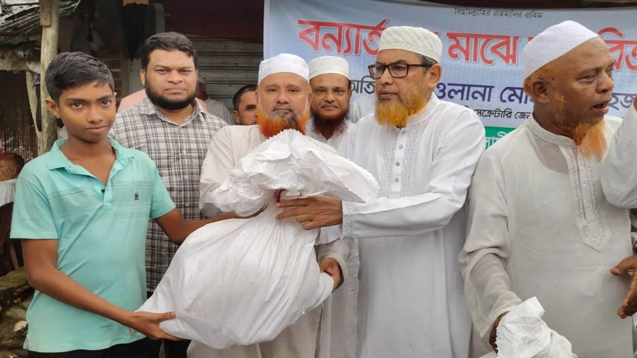 কক্সবাজারে বন্যা দুর্গত মানুষের পাশে জামায়াত ইসলাম