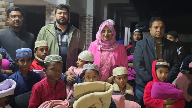 রাতে ঘুরে ঘুরে শীতার্ত মানুষের গায়ে কম্বল, মানবিক উদ্যোগে প্রশংসিত শ্যামনগরের ইউএনও